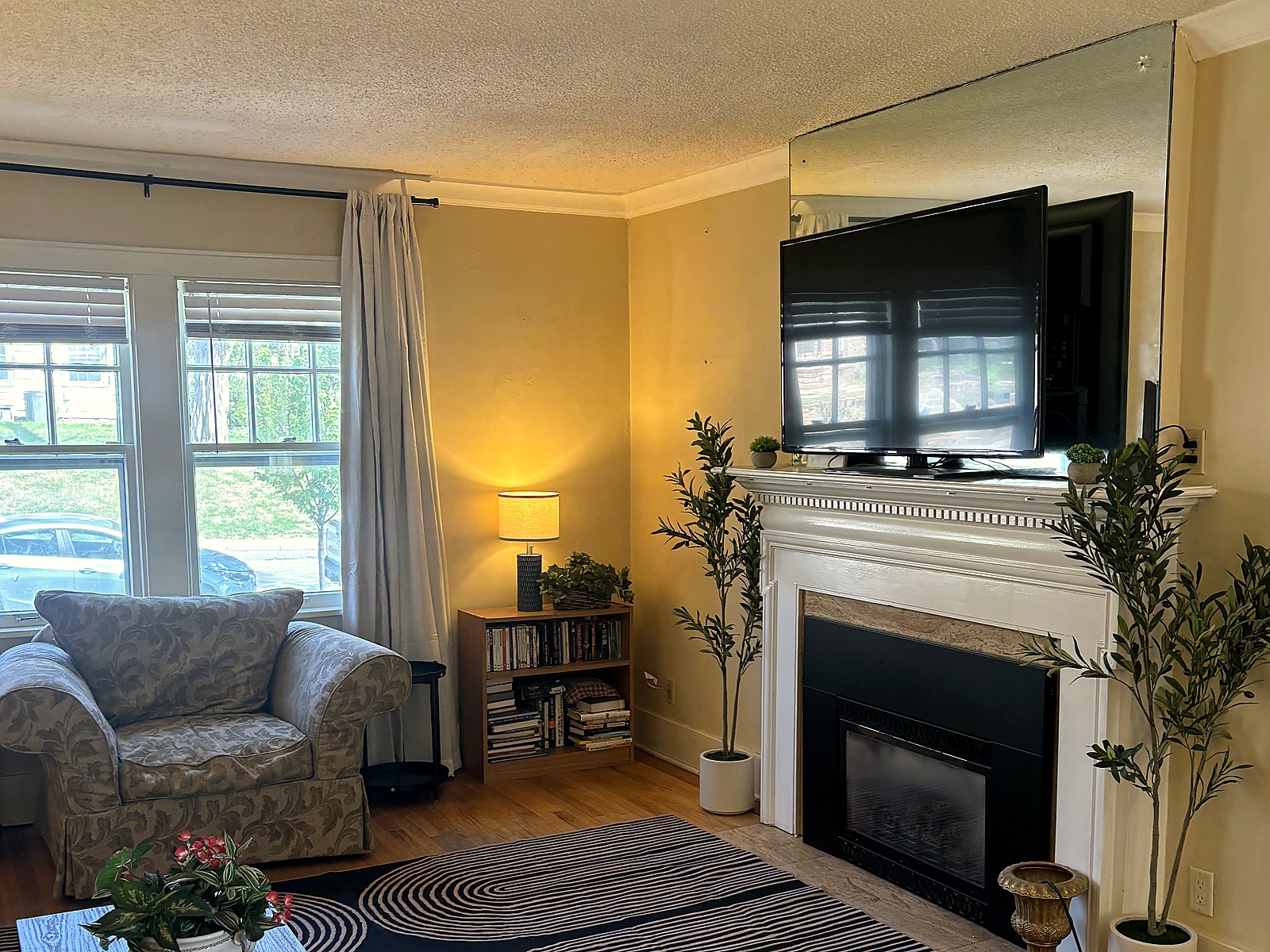 Cozy living room with fireplace and TV at OSL