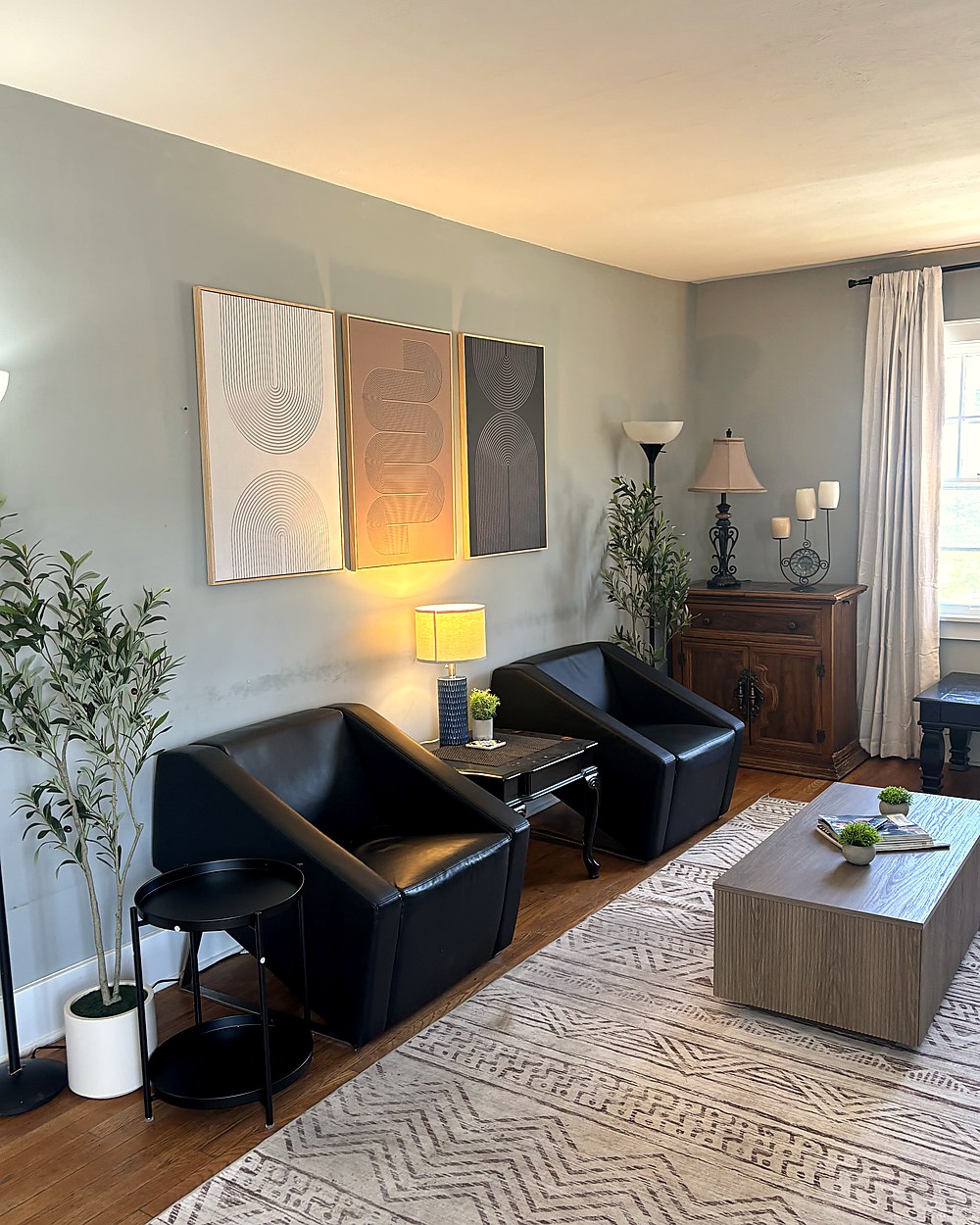 Sitting area with leather chairs and lamp